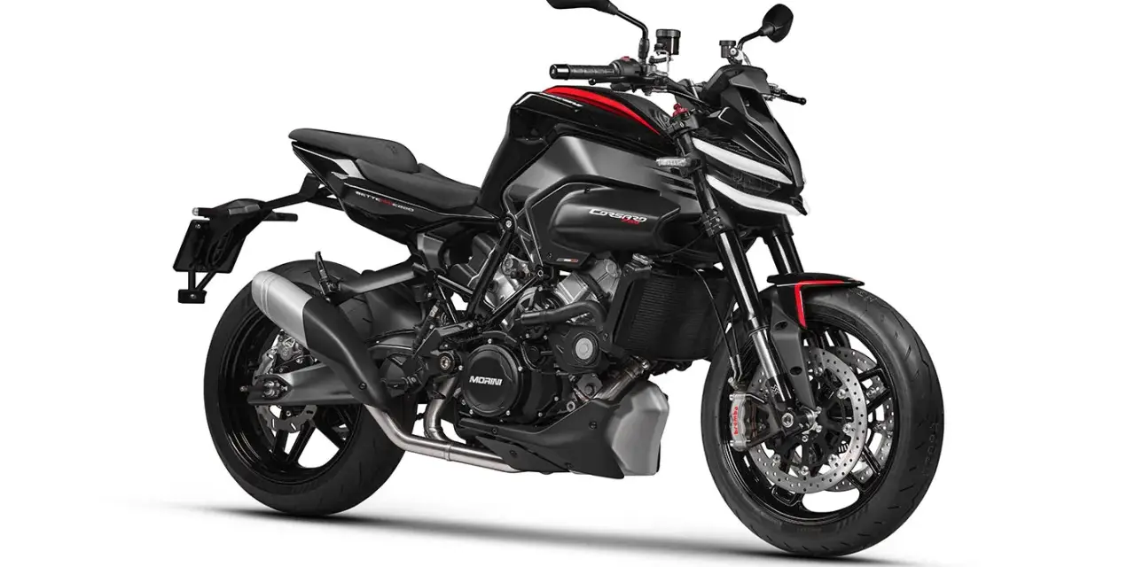 Morini Corsaro Sport nera con dettagli rossi, un design aggressivo e sportivo.