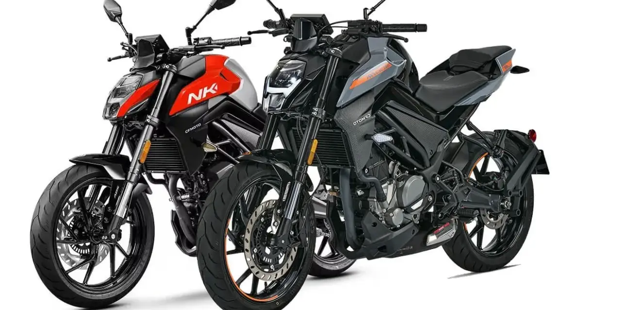 Due moto sportive, una rossa e nera con scritta "NK", l'altra grigia e nera, pronte per la strada.