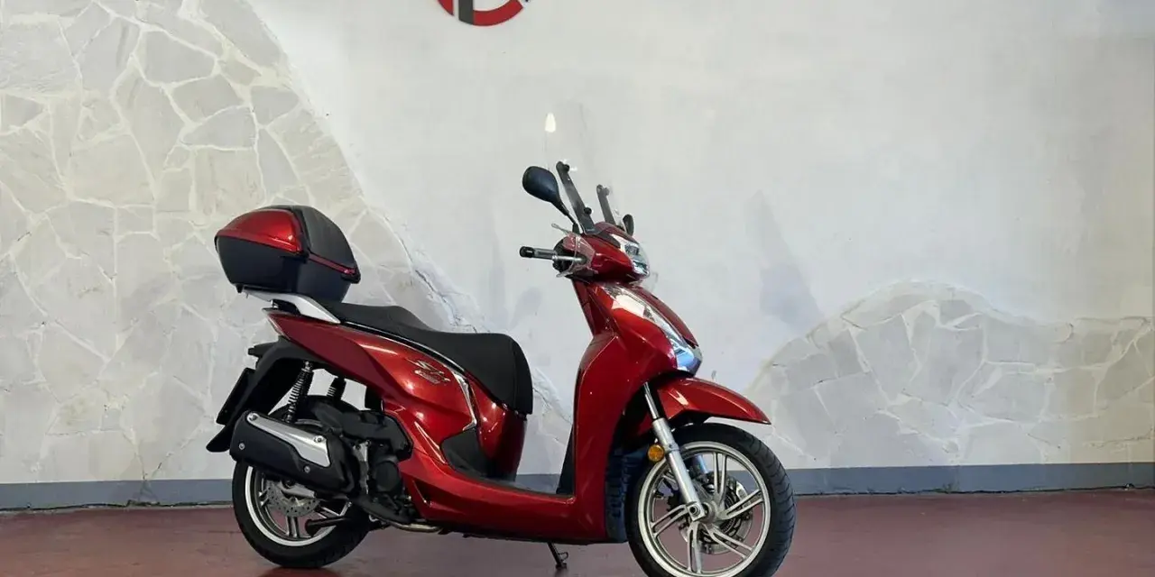 SH 300 rosso fiammante, con bauletto, pronto per essere riparato perché non parte.