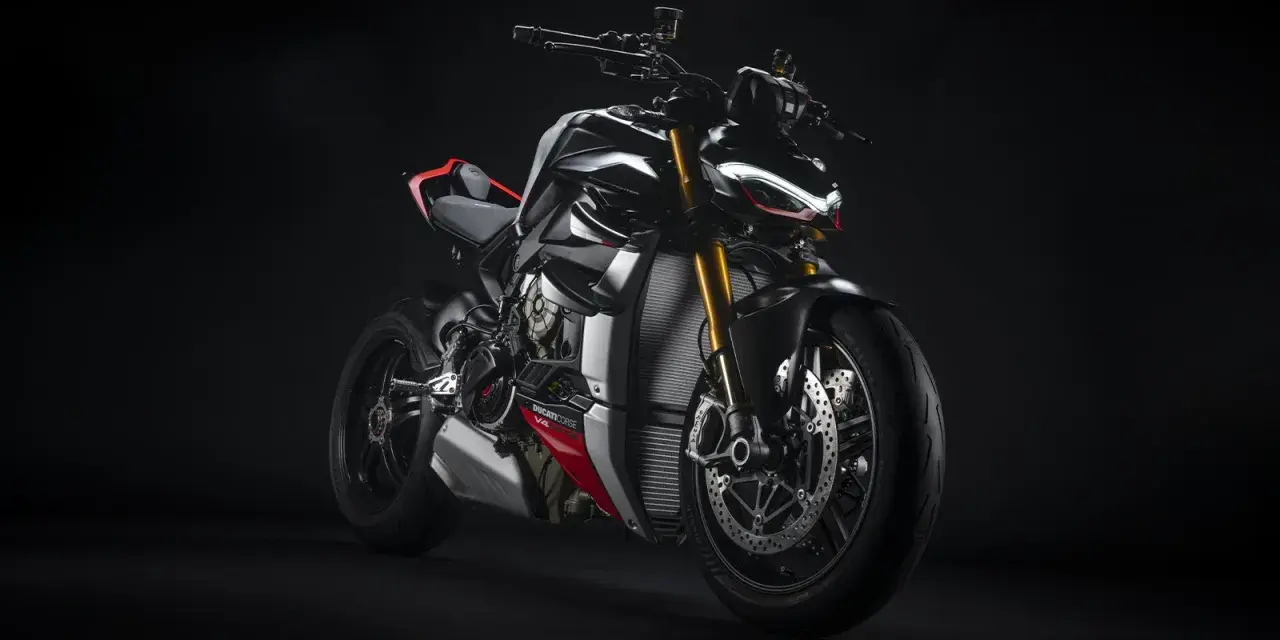 Ducati Streetfighter SP, nera e rossa, con forcella dorata e luci a LED affilate, pronta a ruggire.
