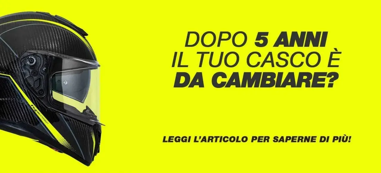 Casco moto in carbonio con dettagli gialli. Dopo 5 anni dall'anno produzione, è ora di cambiarlo? Leggi l'articolo!