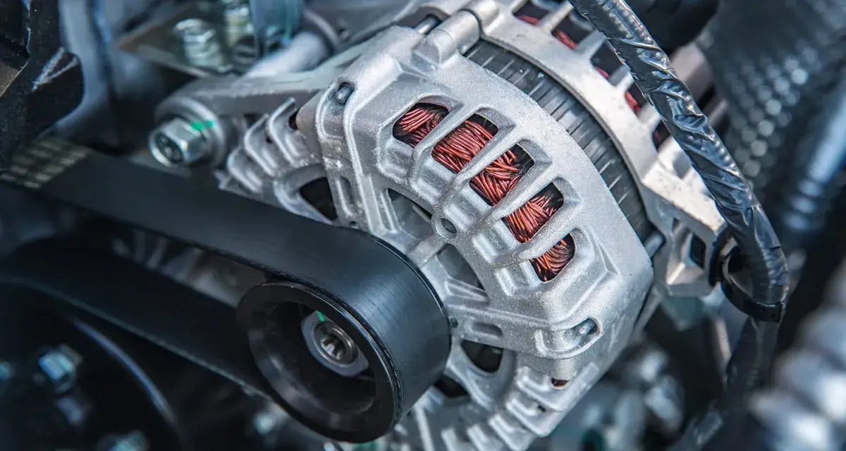 Il componente metallico argentato con fili di rame visibili è un alternatore, essenziale per generare elettricità nel motore.