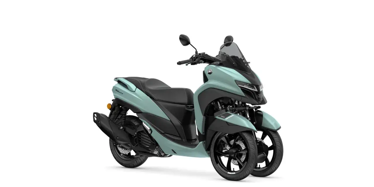 Tricity elettrico, un moderno scooter a tre ruote color menta, pronto per un viaggio urbano.