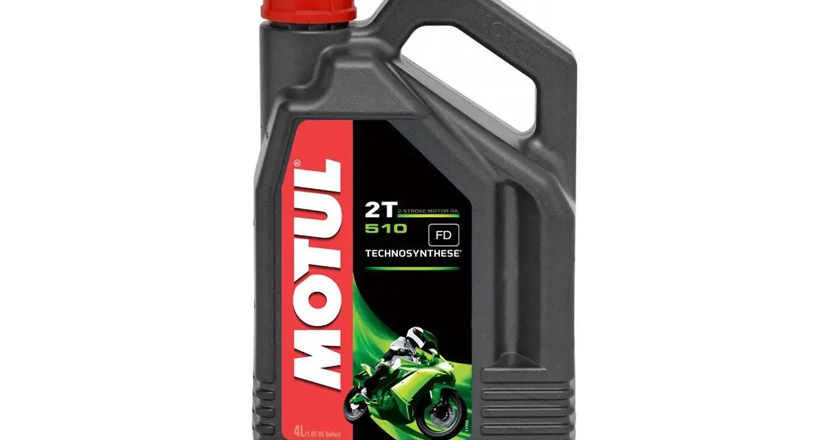 Contenitore di olio semisintetico Motul 2T 510 Technosynthese, con immagine di una moto sportiva verde.