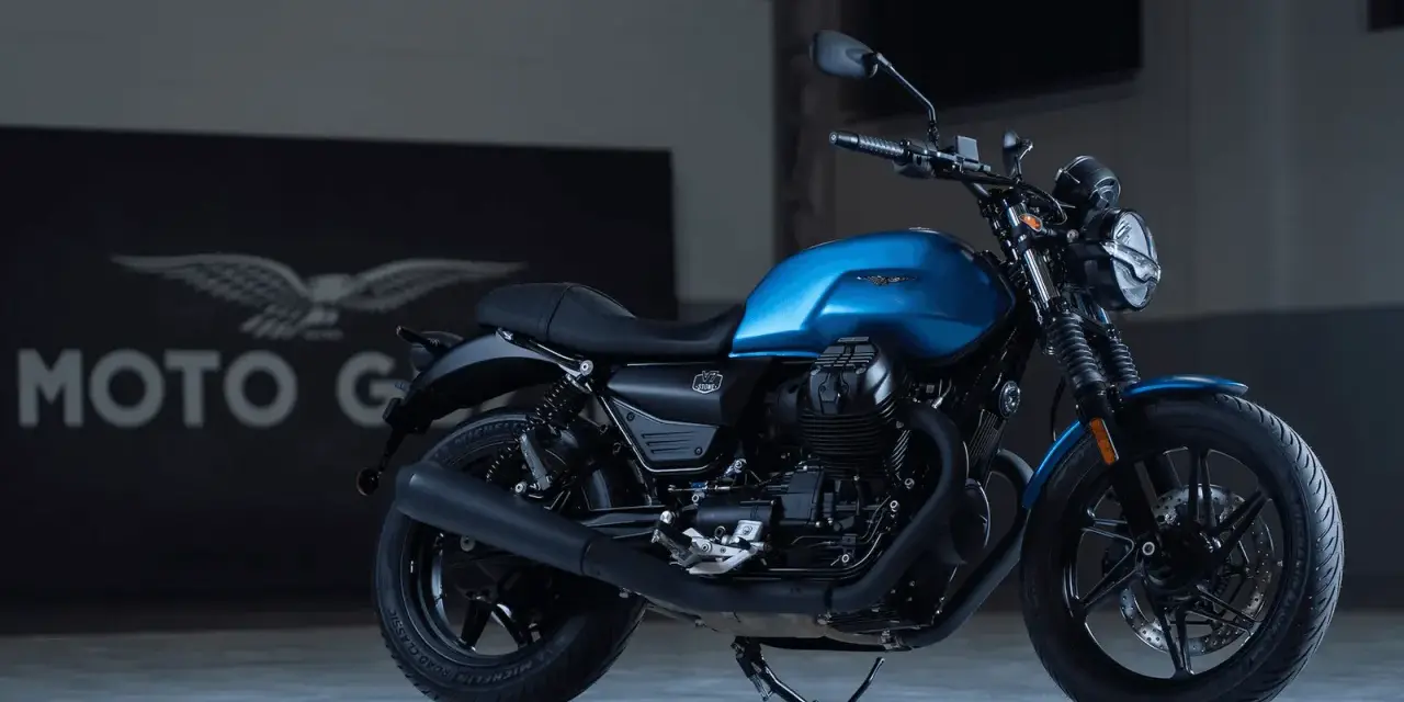 Moto Guzzi V7 Stone, una moto roadster dal fascino intramontabile, con serbatoio blu metallizzato e motore bicilindrico a V.