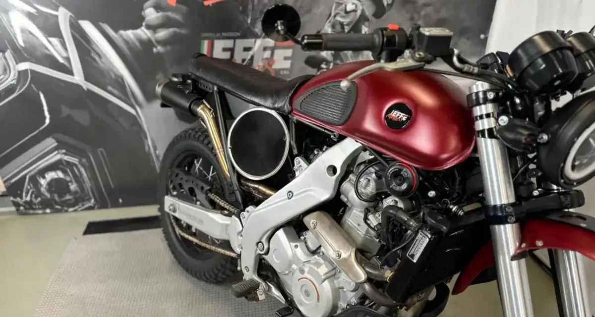 Aprilia Pegaso cafe racer personalizzata, con serbatoio rosso metallizzato e dettagli custom.