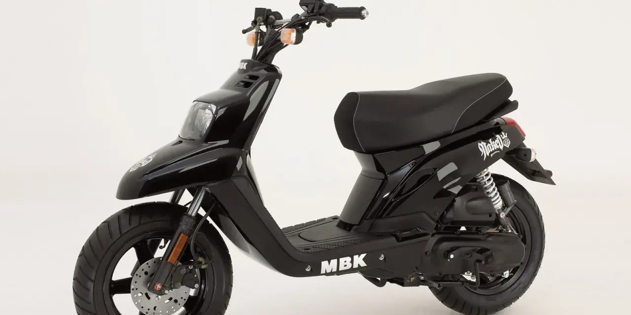MBK Booster nero lucido, pronto a dare il massimo con la sua funzione booster.