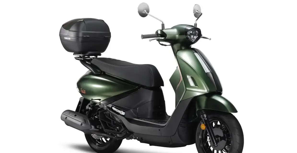 Scooter verde metallizzato con bauletto posteriore, un modello di scooter particolari con un design moderno.