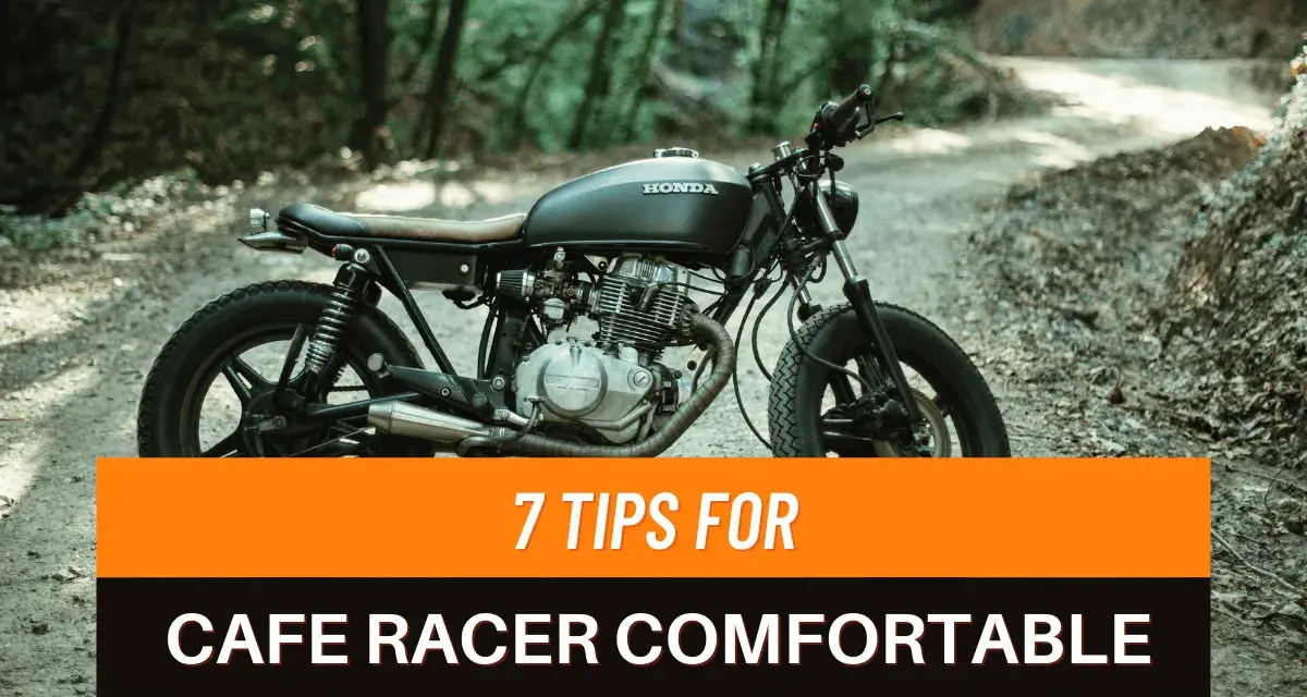 Una moto cafe racer nera su una strada sterrata nel bosco. 7 consigli per rendere confortevoli i modelli cafe racer.