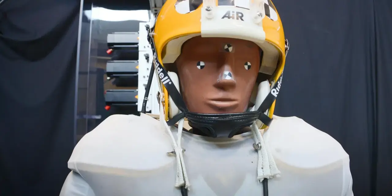 Manichino con casco giallo e bianco, con segni di misurazione, pronto per testare come capire se un casco è omologato.