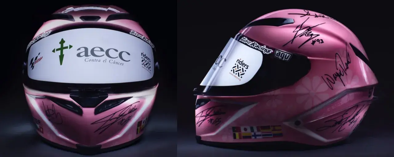 Casco rosa da corsa autografato, forse il casco più costoso al mondo, con loghi AECC e Riders.