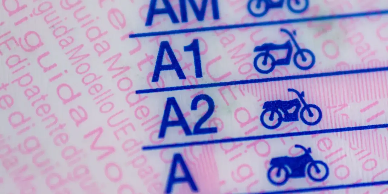 Dettagli della patente moto Italia: categorie AM, A1, A2, A con icone di moto.