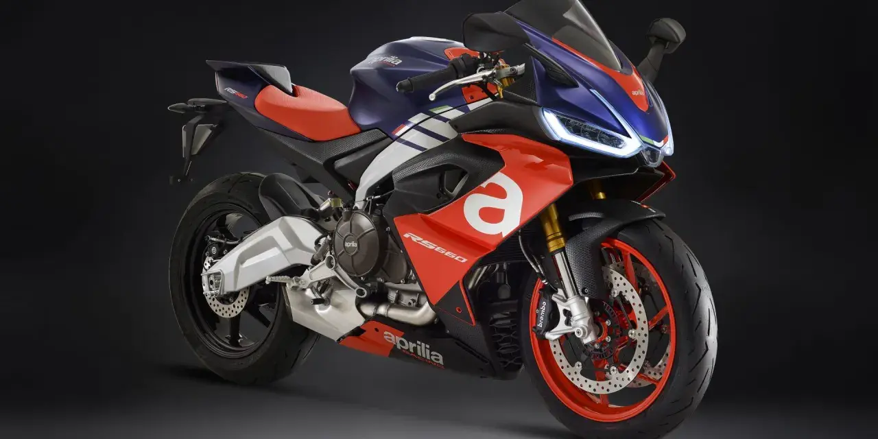 Aprilia RS 660: le recensioni confermano il suo design sportivo e le prestazioni. La moto è rossa, blu e bianca.
