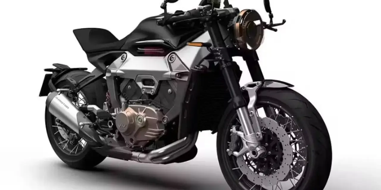 Una moto scarenata dal design aggressivo e moderno, con dettagli cromati e un motore potente in bella vista. Tra le moto scarenate più belle.