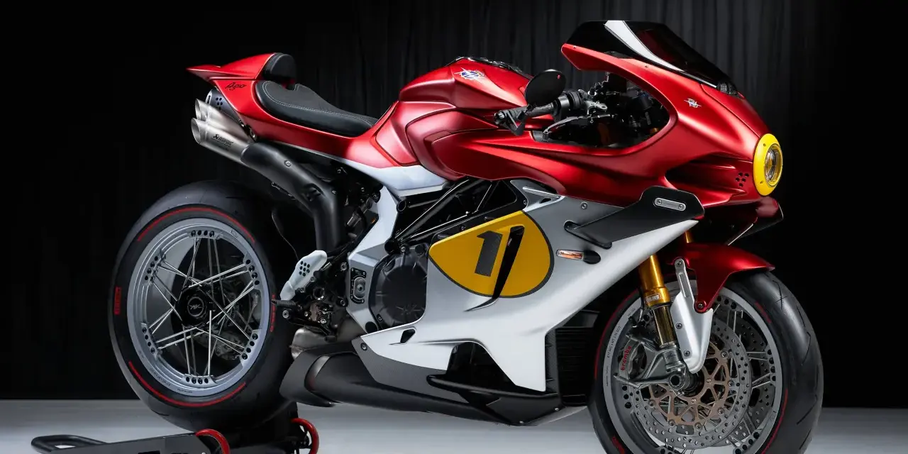MV Agusta Ago, una moto da corsa rossa e bianca con il numero 11 su uno sfondo scuro.