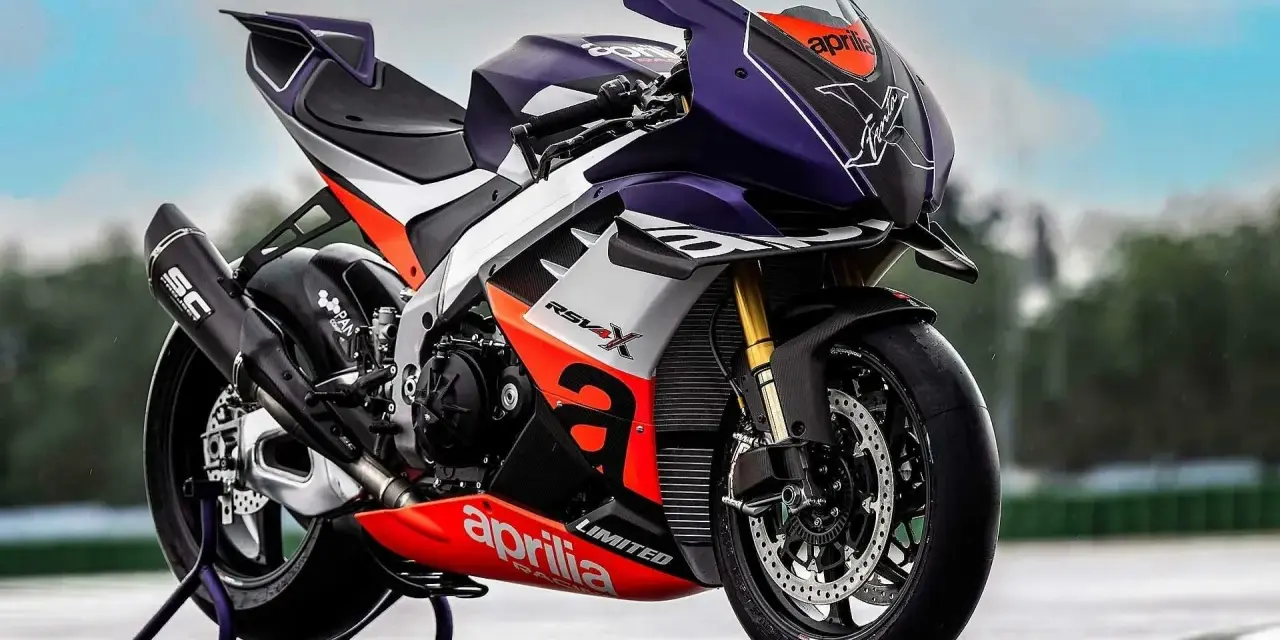 Aprilia RSV4 Xtrenta, una moto da corsa con livrea viola, bianca e arancione, pronta a scatenare la sua potenza.