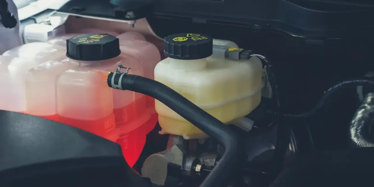 Liquido radiatore sotto il minimo? Potrebbe indicare una perdita. Controlla il livello e rabbocca se necessario per evitare surriscaldamenti.