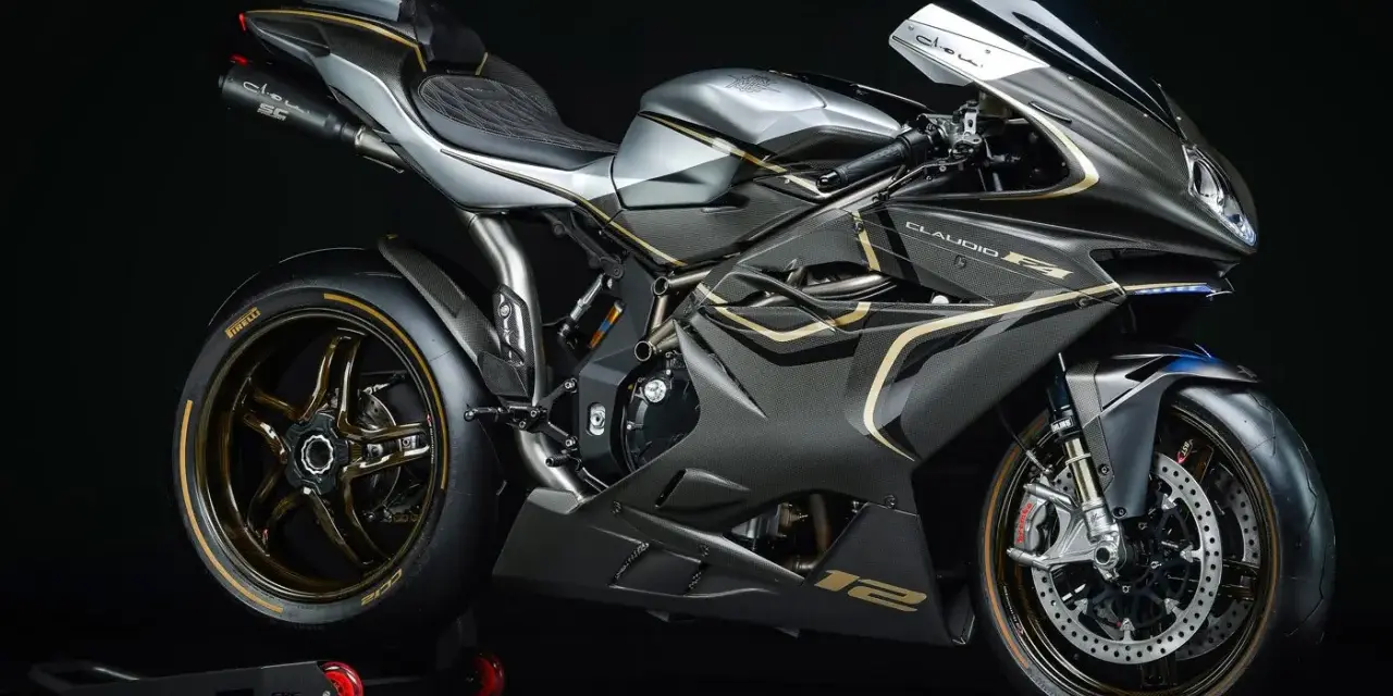 MV Agusta F4 Claudio, una moto sportiva nera e grigia con dettagli dorati, su un cavalletto.