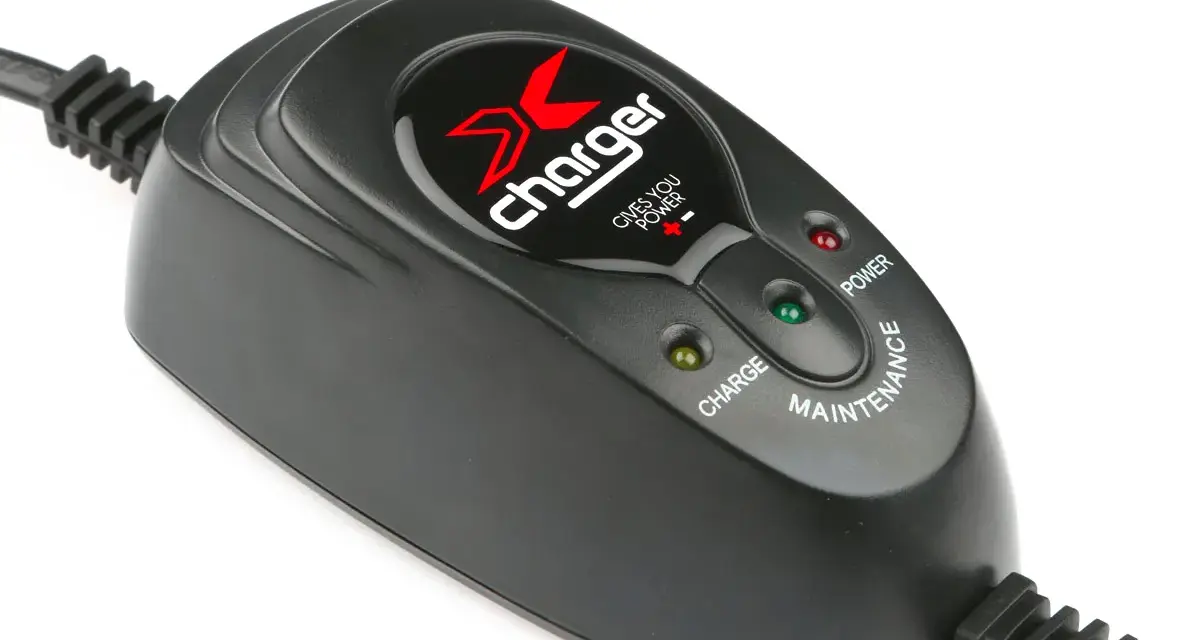 Caricabatteria moto con spie luminose. Non indica quanti km servono per ricaricare batteria moto, ma mostra stato di carica e mantenimento.