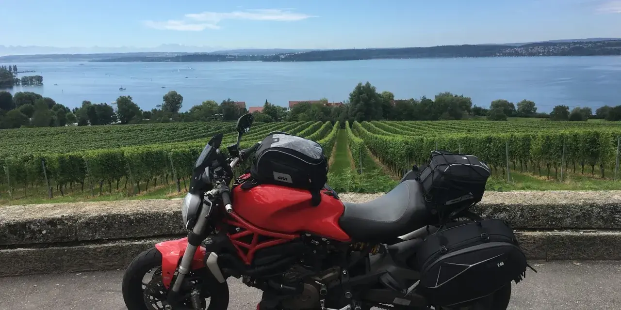 Una nuova Monster rossa, pronta per un viaggio tra i vigneti con vista sul lago.