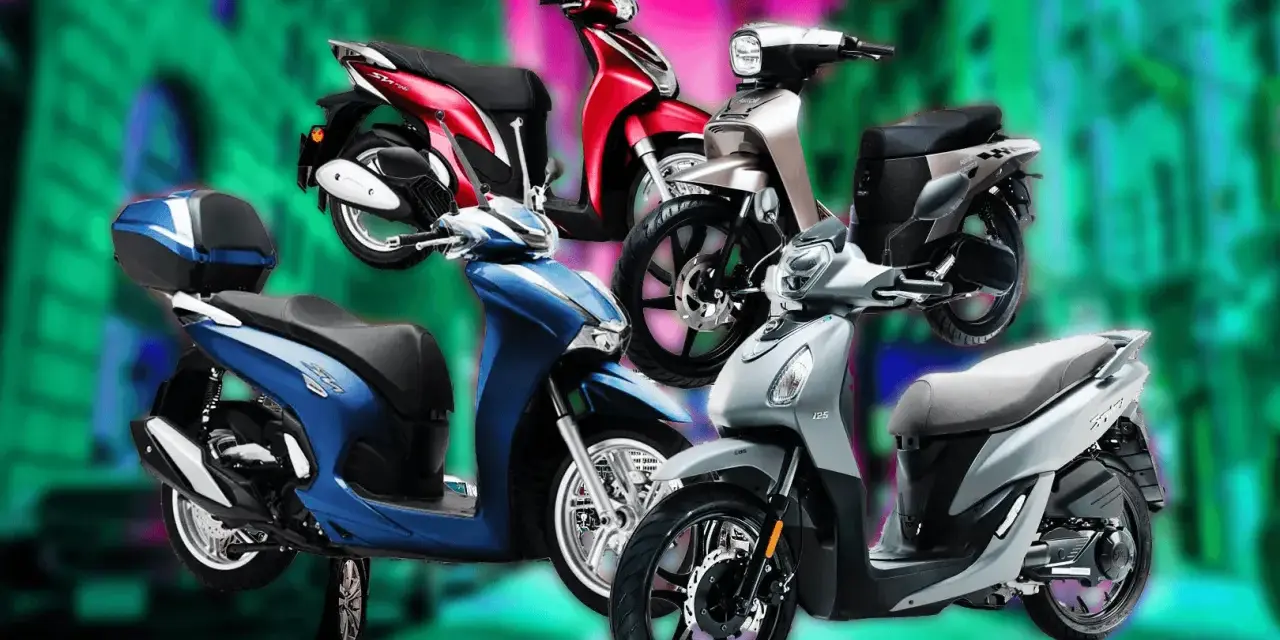 Diversi scooter colorati, blu, rosso, argento e grigio, mostrano la differenza tra moto e scooter.