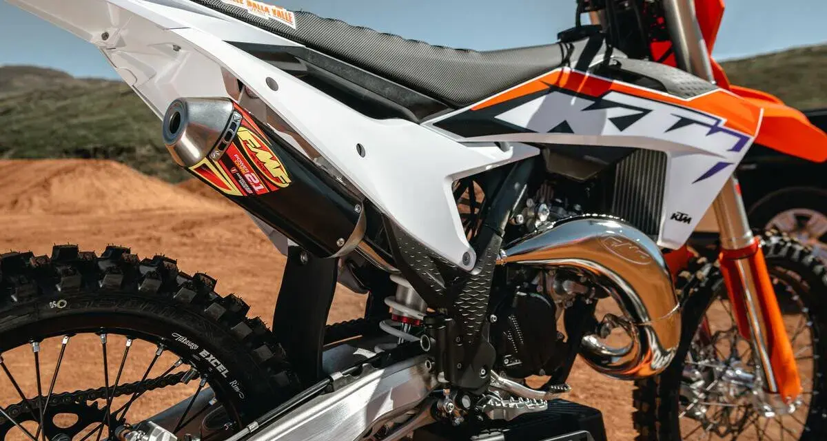 Dettaglio di una moto da cross KTM con scarico FMF. Il suo motore 4 tempi è pronto per la pista.