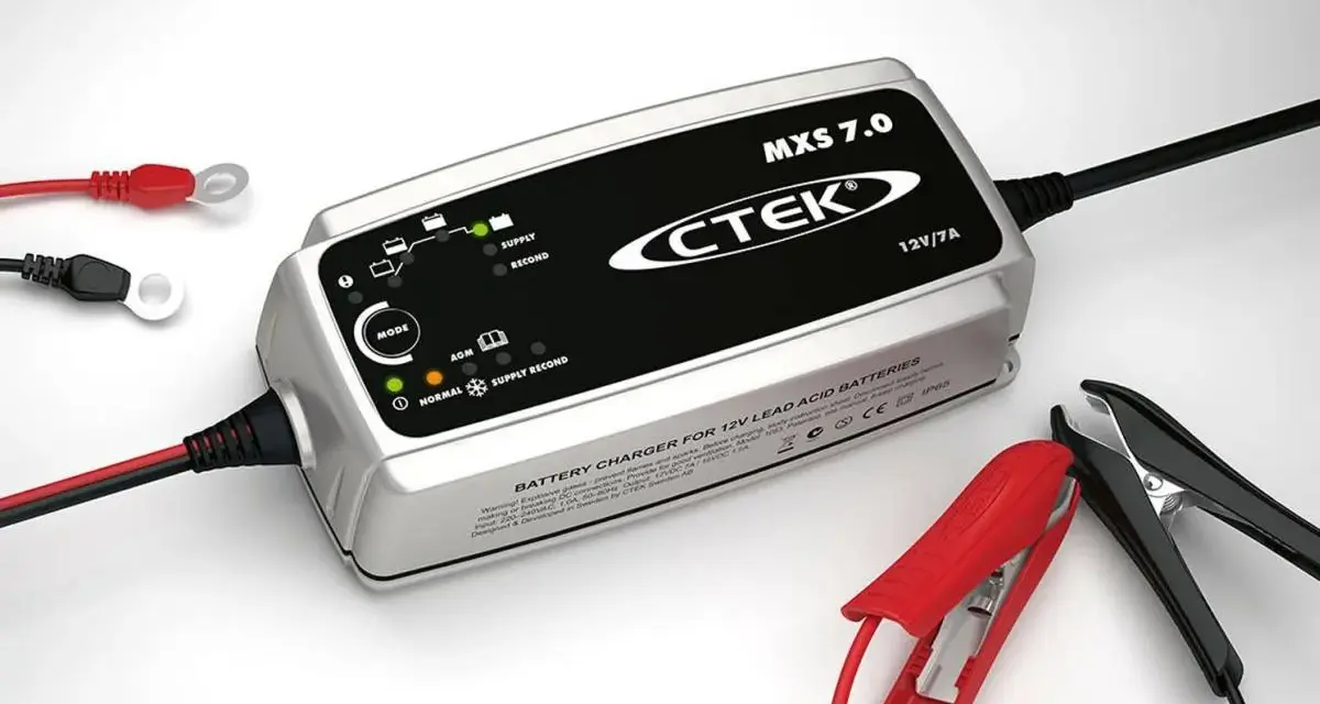 Caricatore CTEK MXS 7.0 per caricare batteria moto. Include cavi con pinze e occhielli per un facile collegamento.