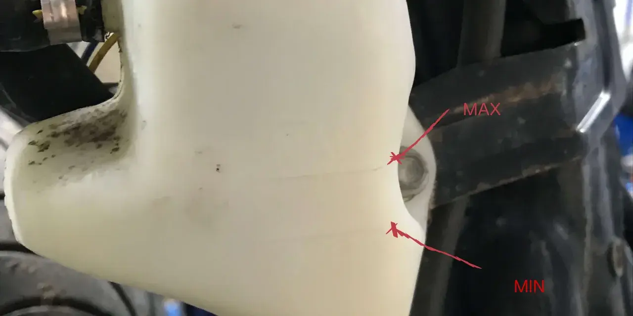 Serbatoio trasparente per controllare liquido di raffreddamento, con indicatori MAX e MIN.