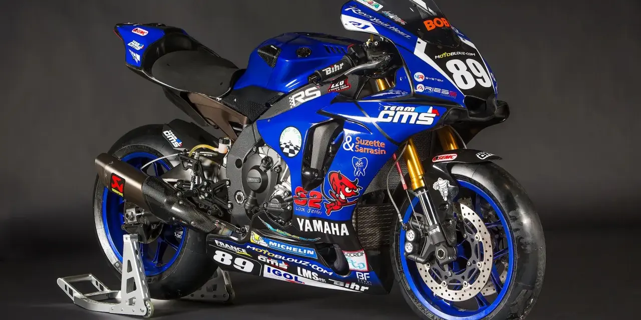 Yamaha R1 SBK blu con numero 89, pronta per la pista.