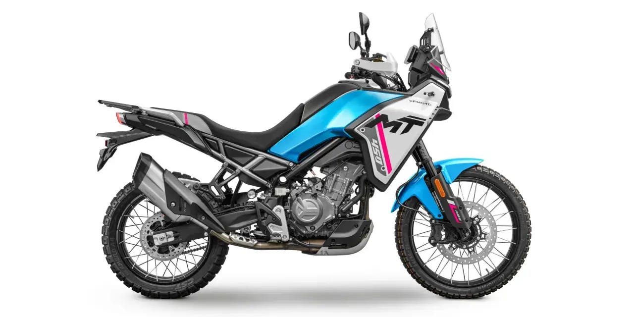 CFMoto 450 MT, una moto adventure con un look ispirato alle KTM, pronta per l'avventura.
