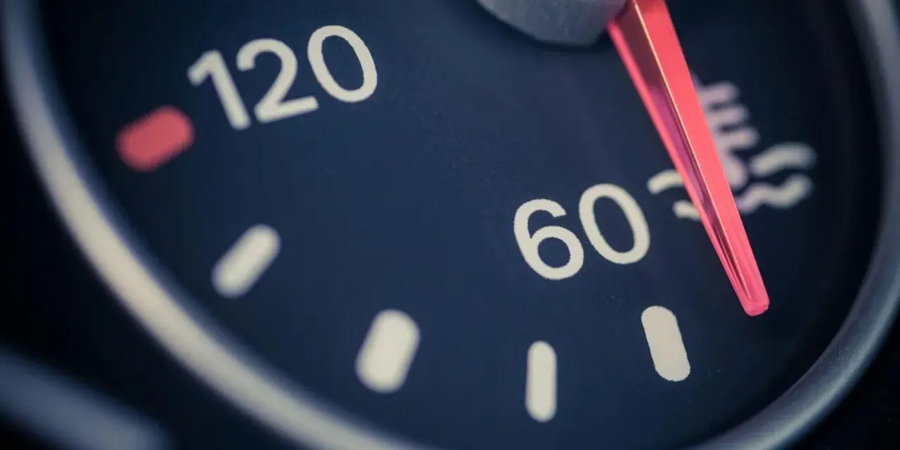 Indicatore di temperatura liquido raffreddamento auto, con lancetta rossa su circa 60°C.