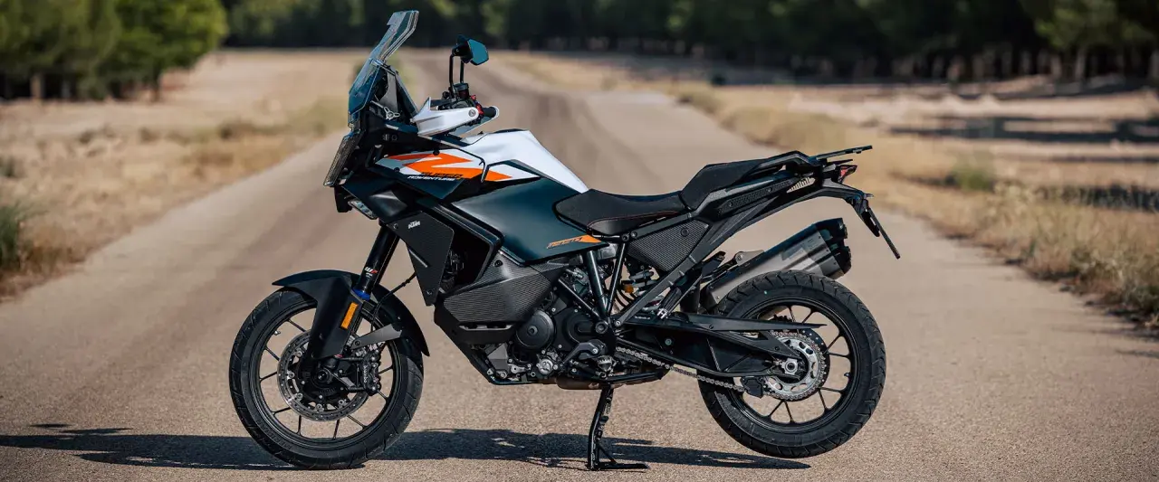 KTM 1290 Super Adventure R, una maxi enduro pronta per l'avventura su ogni terreno.