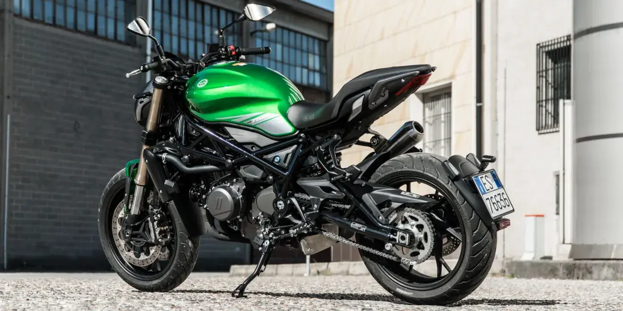 Benelli 752S verde brillante, vista posteriore. Nonostante la sua bellezza, alcuni utenti segnalano benelli 752s problemi.