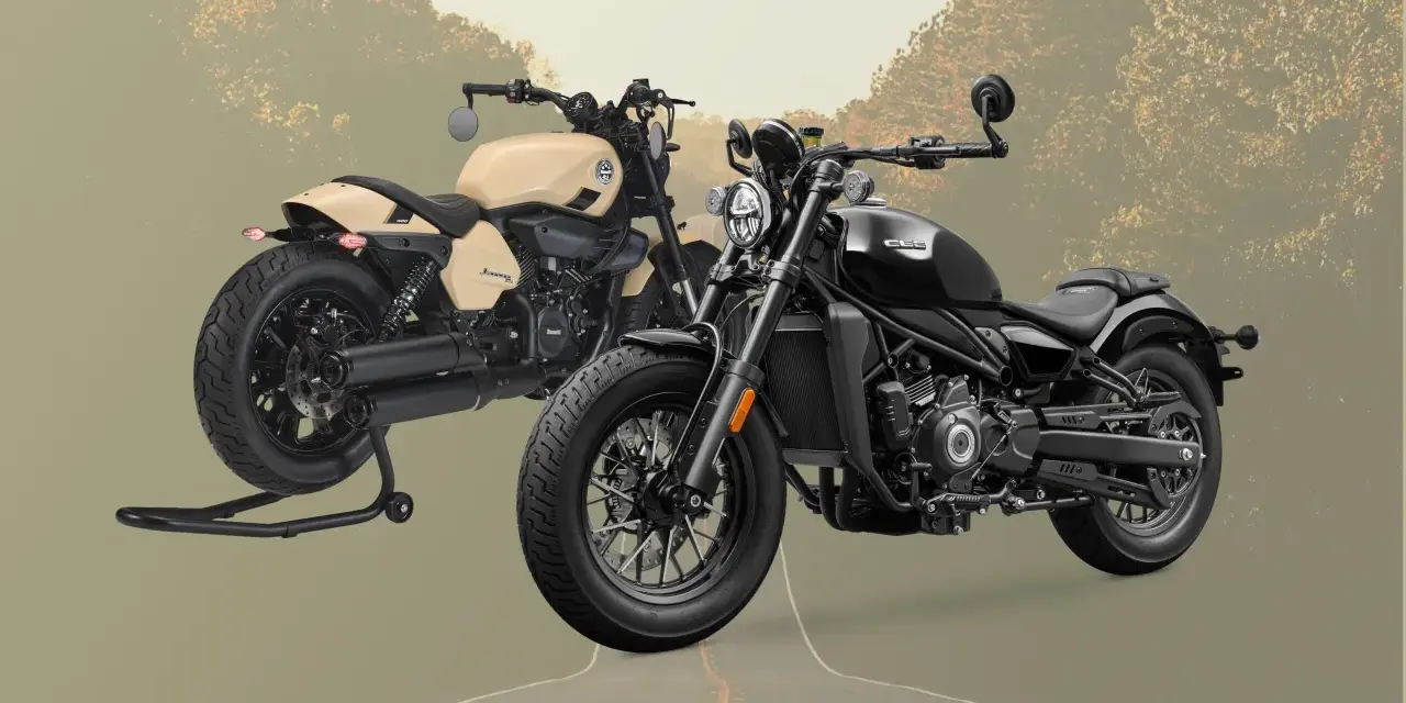 Due moto custom, una color sabbia e una nera, pronte per un viaggio. Stile italiano per veri intenditori.
