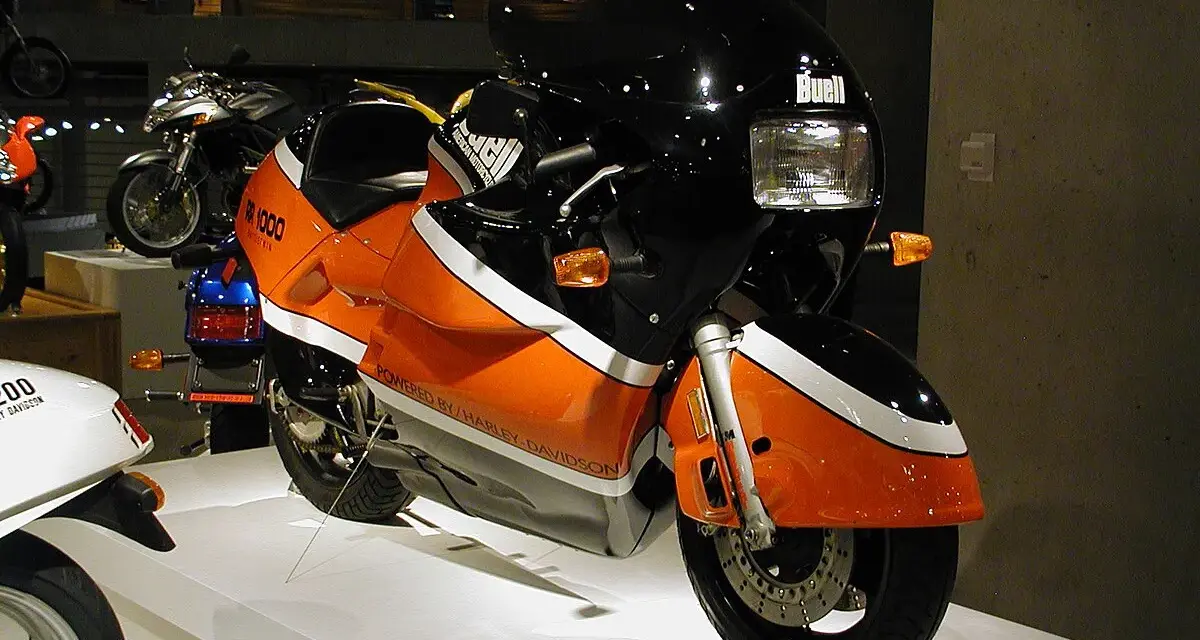 Moto Buell RR 1000, arancione e nera, con scritte "Powered by Harley-Davidson". Nonostante il design audace, alcuni potrebbero definirle moto brutte.