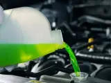 Versamento di liquido refrigerante verde in un radiatore. Le cause di un radiatore senza acqua possono essere perdite o evaporazione.