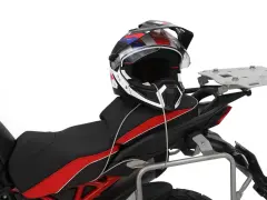 Casco da moto fissato alla sella con cavo, un modo pratico per sapere come legare casco alla moto.