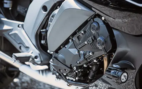 Dettaglio motore moto. Potrei mettere una batteria con più ampere per più potenza?