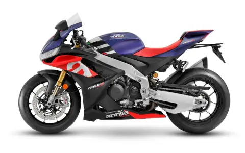 Aprilia RSV4 Factory, una superbike da corsa con livrea blu, rossa e bianca, pronta a sfrecciare.