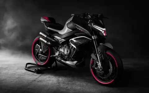 CFMoto 800 NK, una moto sportiva dal design aggressivo con luci a LED rosse e cerchi neri con dettagli rossi.