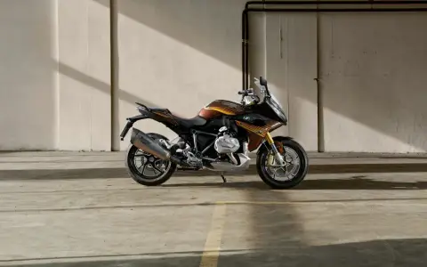 Bmw R 1250 RS in un magazzino. Nonostante la sua bellezza, alcuni proprietari segnalano piccoli problemi.