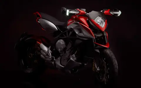 MV Agusta Rivale 800 rossa e grigia, un gioiello su due ruote. Nonostante la sua bellezza, alcuni proprietari segnalano piccoli problemi.