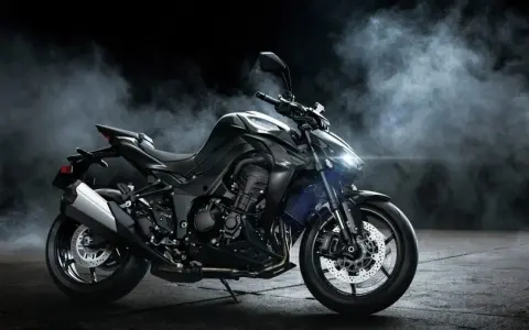 Kawasaki Z1100 nera, aggressiva e avvolta dal fumo, pronta a scatenare la sua potenza.