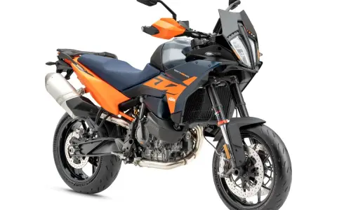 KTM 890 Duke, una moto sportiva con livrea arancione e grigio scuro, pronta per l'avventura.