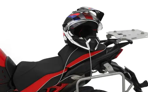 Casco da moto fissato alla sella con cavo, un modo pratico per sapere come legare casco alla moto.