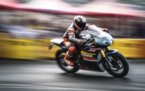 Un pilota in tuta da corsa arancione e nera sfreccia su una moto da competizione. Potrebbe essere la tuta più costosa al mondo, ma la velocità è impagabile.