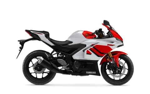 Yamaha R3, moto sportiva bianca e rossa, leggera e agile, perfetta per chi cerca prestazioni e divertimento. Il suo peso contenuto la rende ideale per la città e le curve.