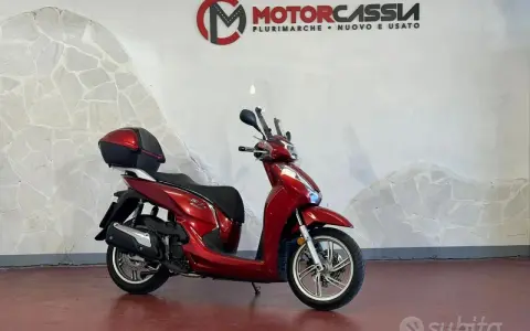 SH 300 rosso fiammante, con bauletto, pronto per essere riparato perché non parte.