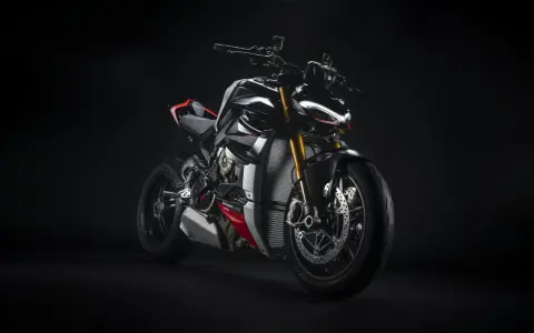 Ducati Streetfighter SP, nera e rossa, con forcella dorata e luci a LED affilate, pronta a ruggire.