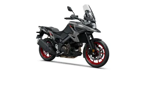 Suzuki V-Strom 1050 grigia con dettagli rossi sui cerchi, pronta per l'avventura.